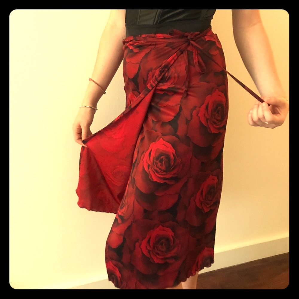 Rose print graphic wrap skirt 🌹
